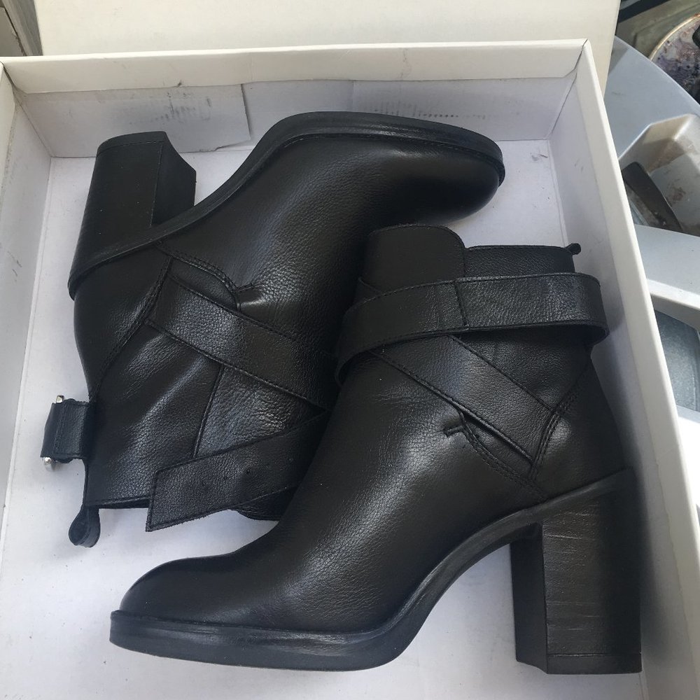 Original Steve Madden women tessie leather ankle round toe boots shoes